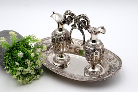 Galhetas de altar em prata com relevos florais em vulto perfeito e bandeja em fo